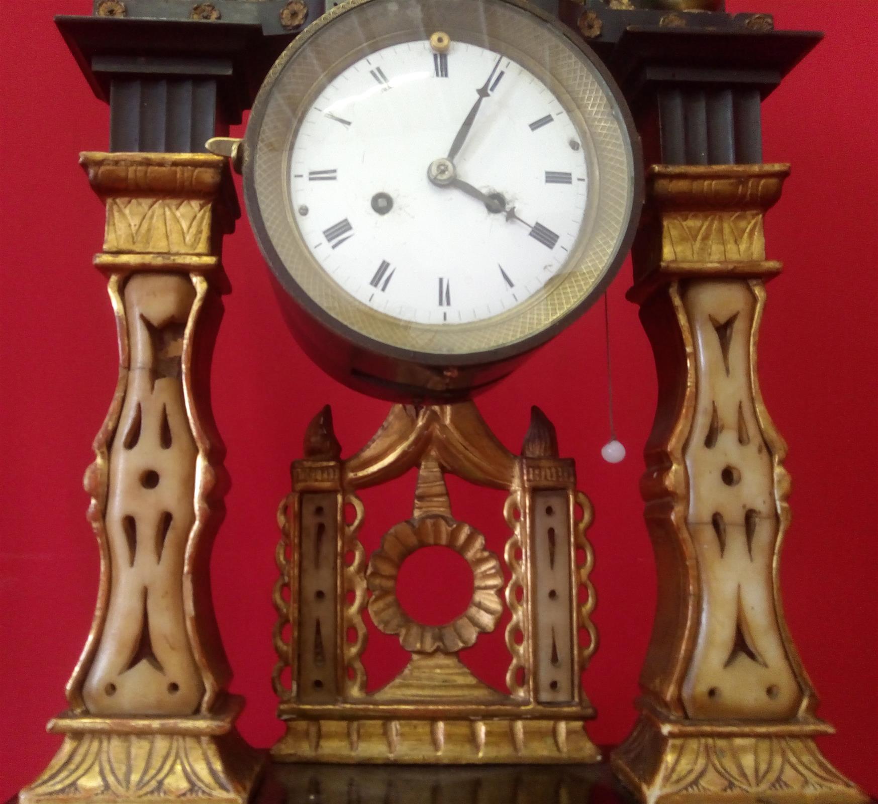 Orologio a pendolo in legno dorato e laccato