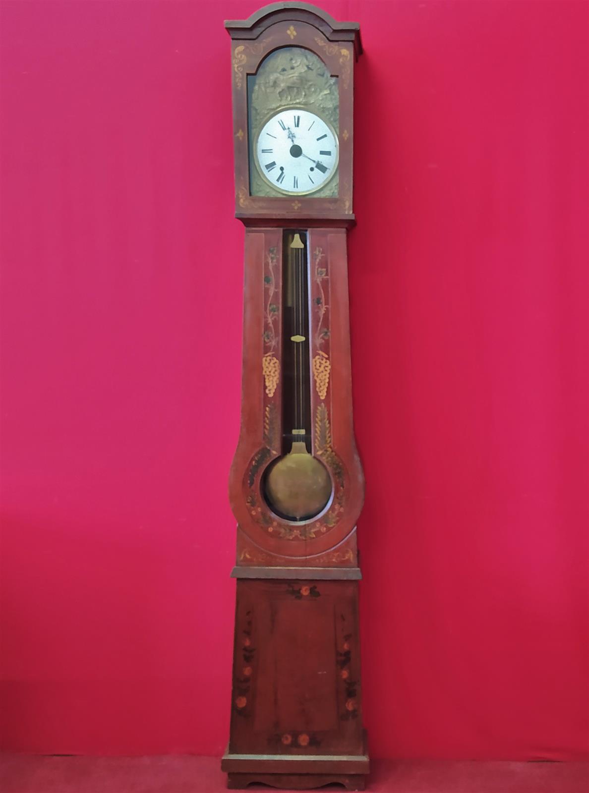 Red lacquered pendulum clock