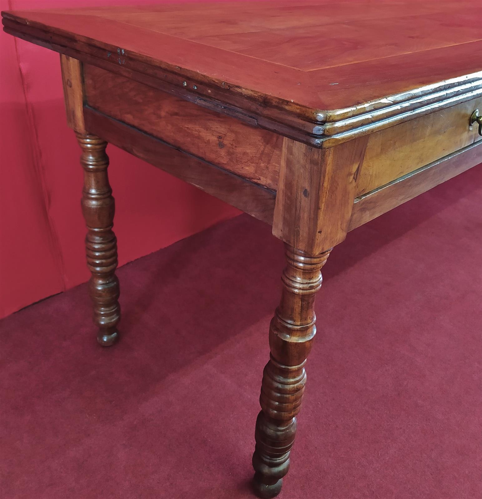 Writing table with inlaid fillet on the top