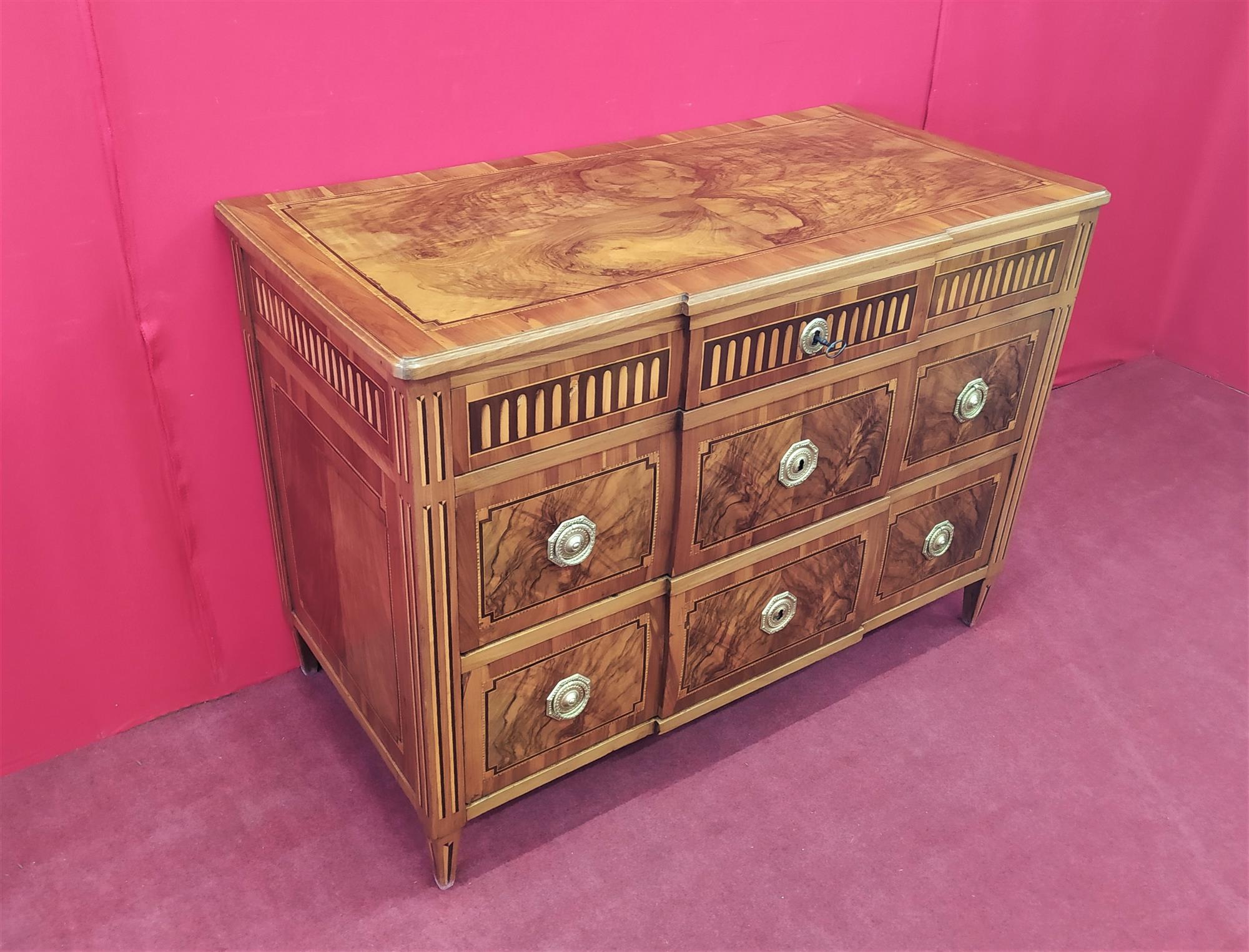 Chest of drawers with three drawers in briar walnut and inlays