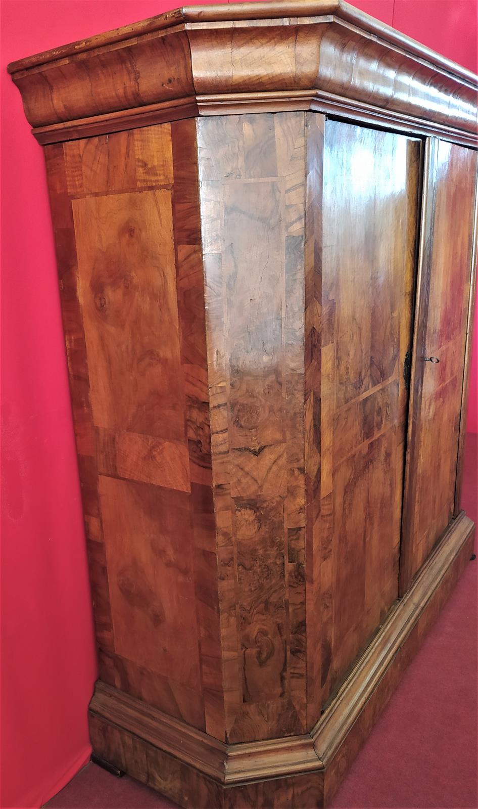 Two-door wardrobe in walnut briar