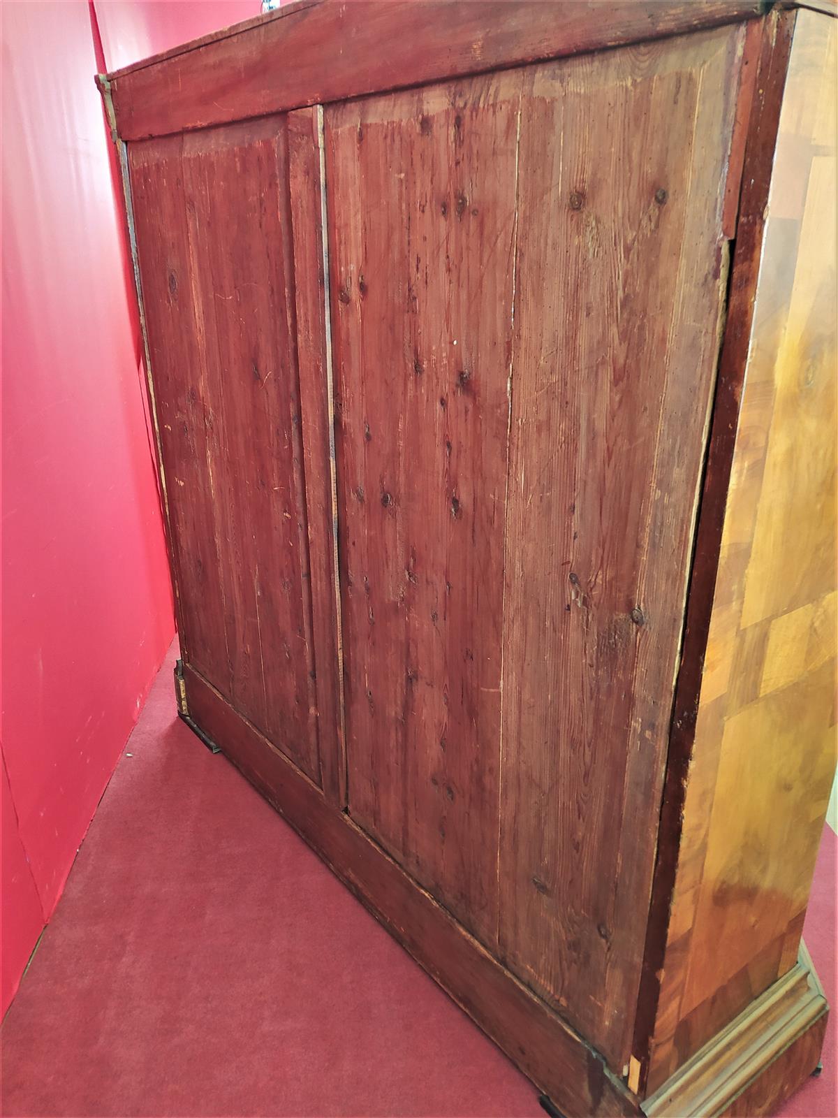 Two-door wardrobe in walnut briar