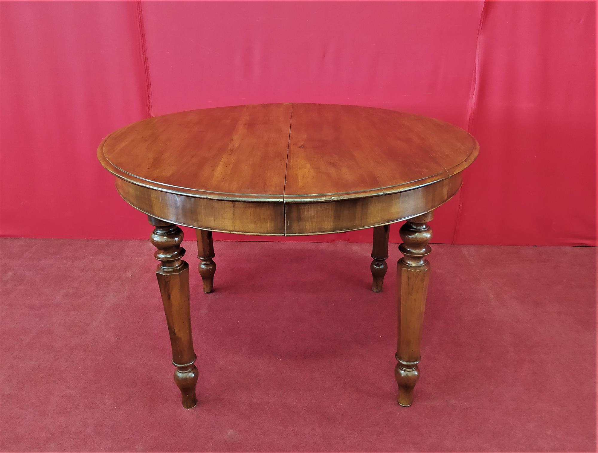 Round extendable table