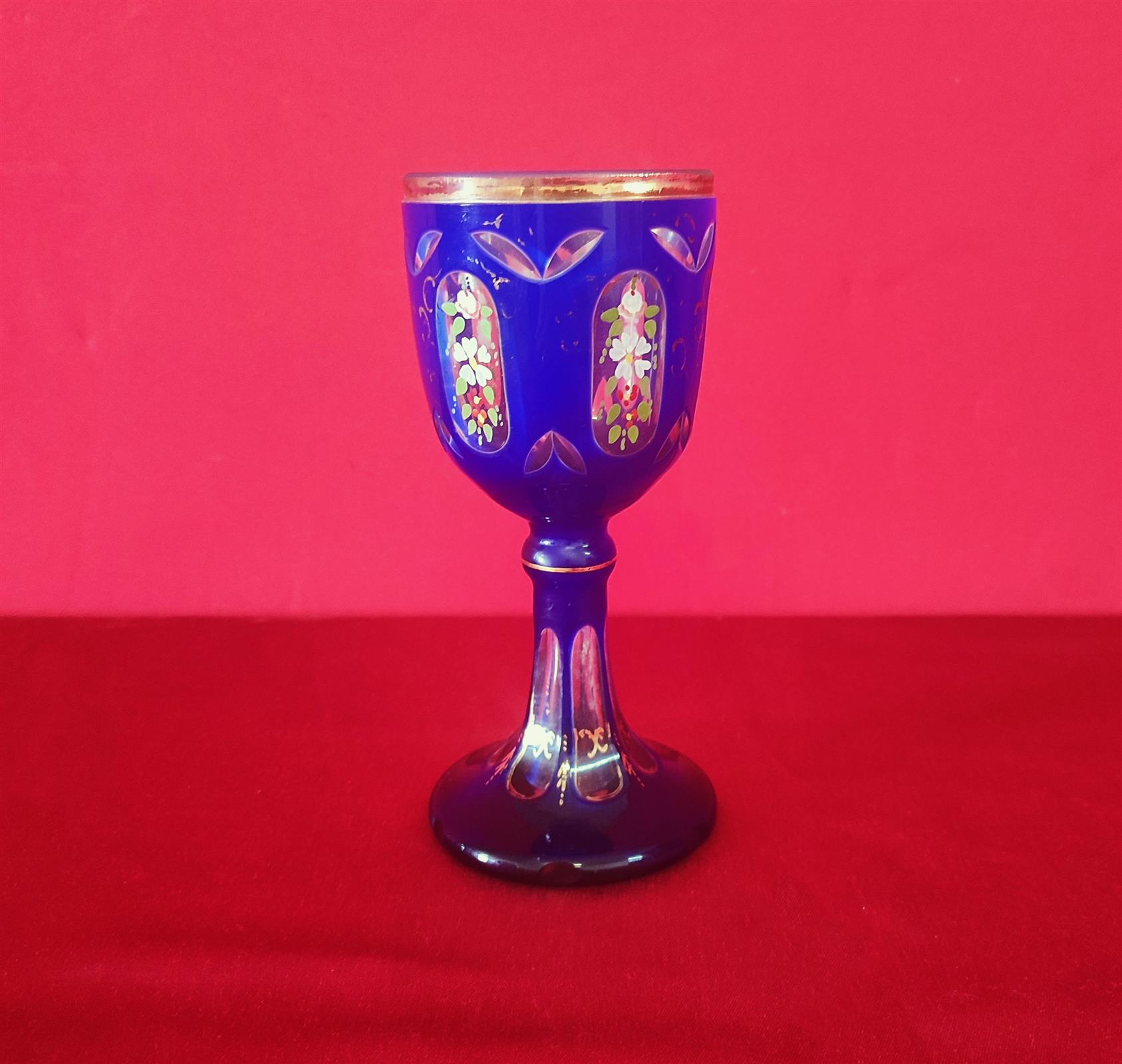 Calice da cerimonia in vetro blu molato