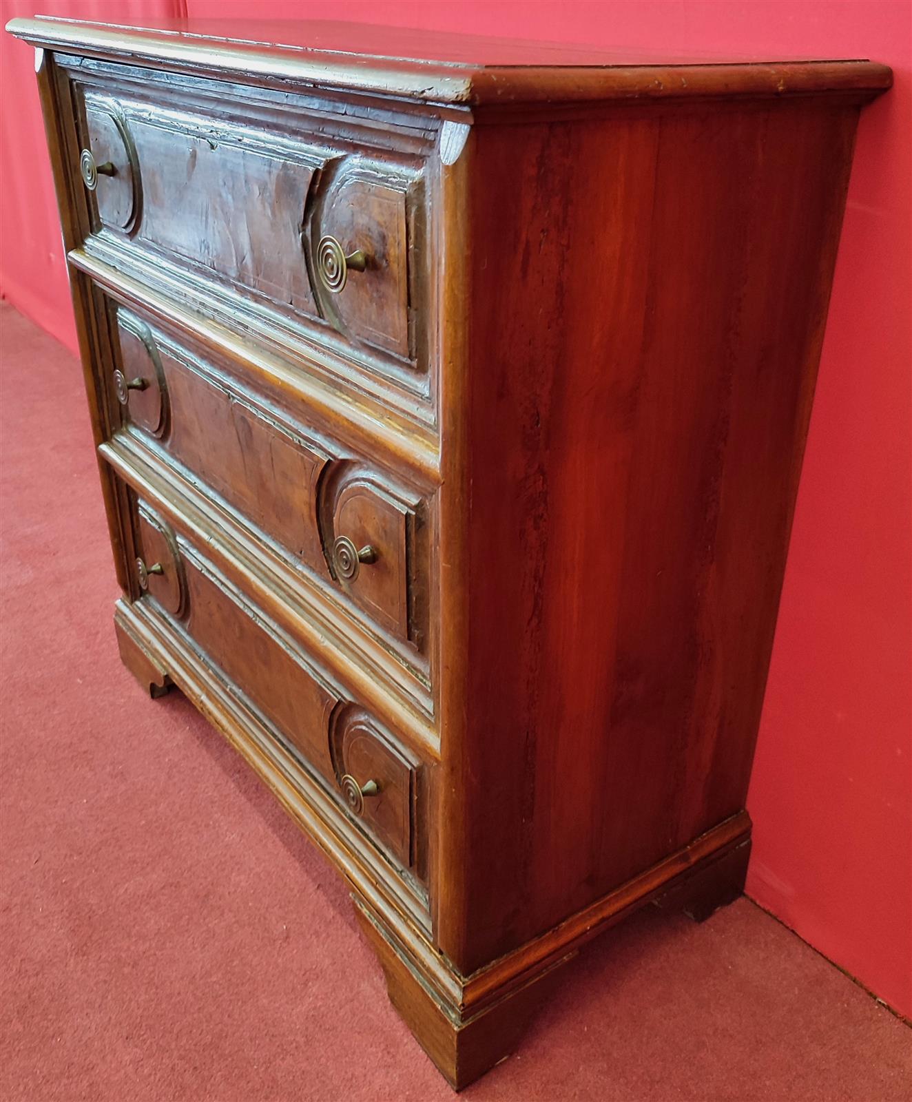 Small chest of drawers in walnut