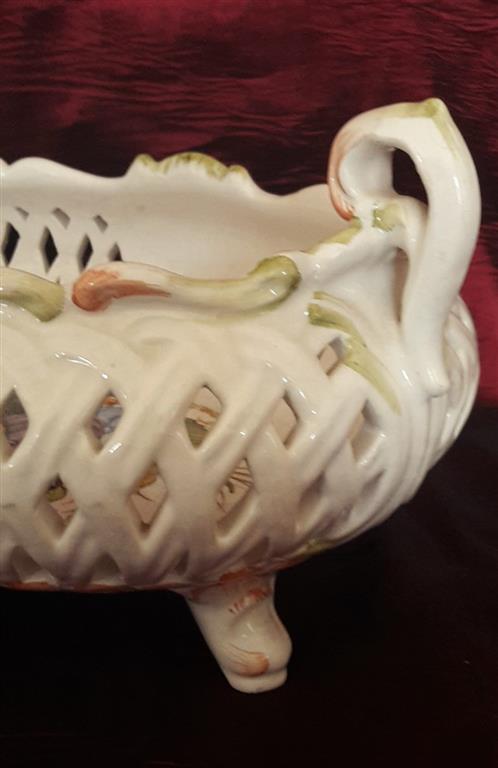 Piccolo cestino in ceramica italiana, dipinto a mano