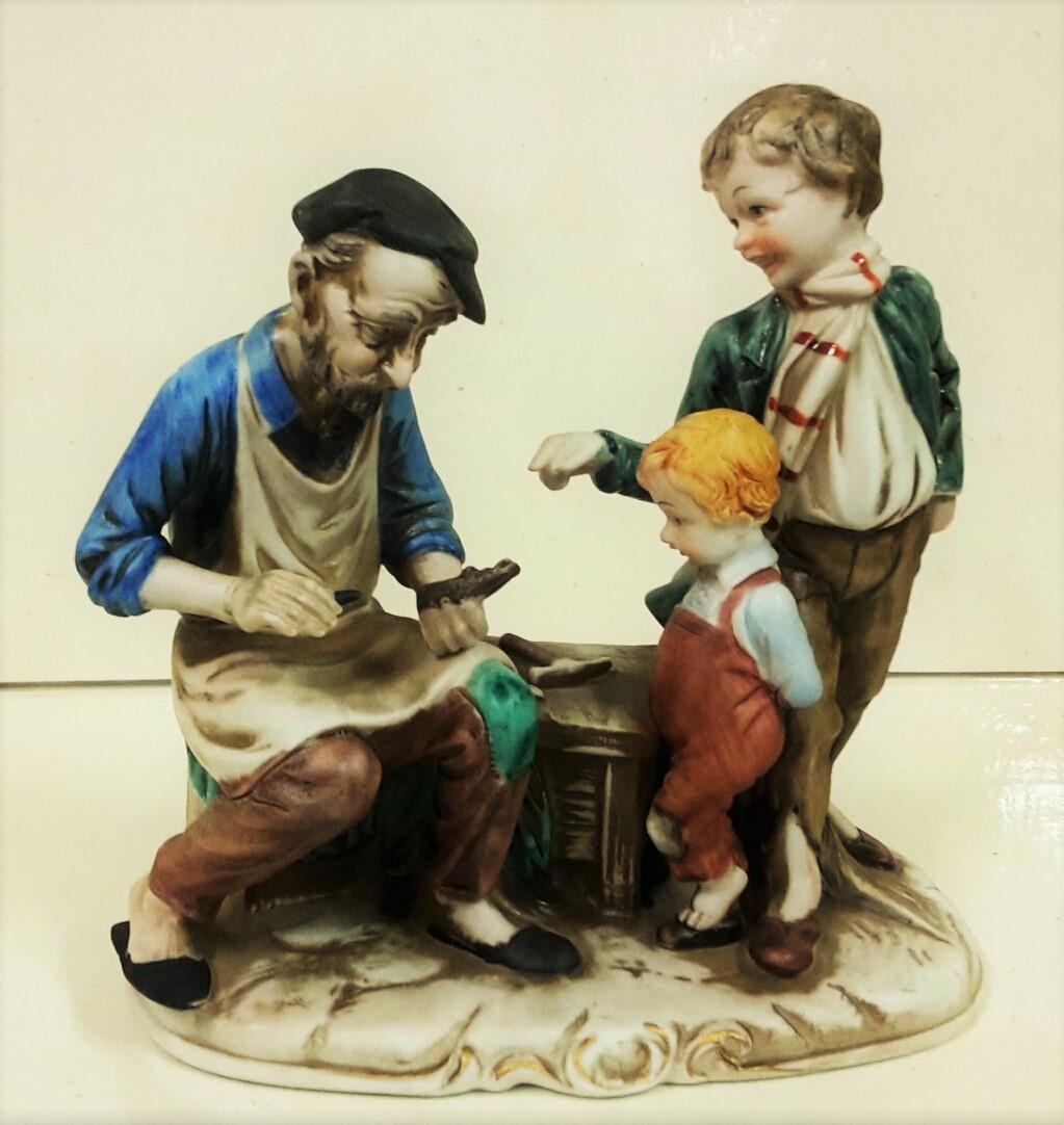 Calzolaio con bambini in ceramica dipinto a mano