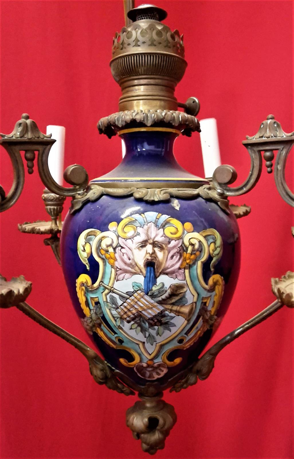 Lampadario in maiolica a nove luci