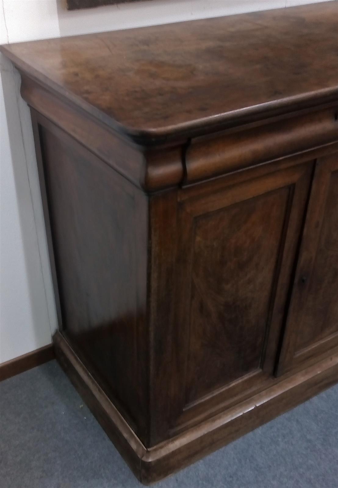 Credenza a sei porte