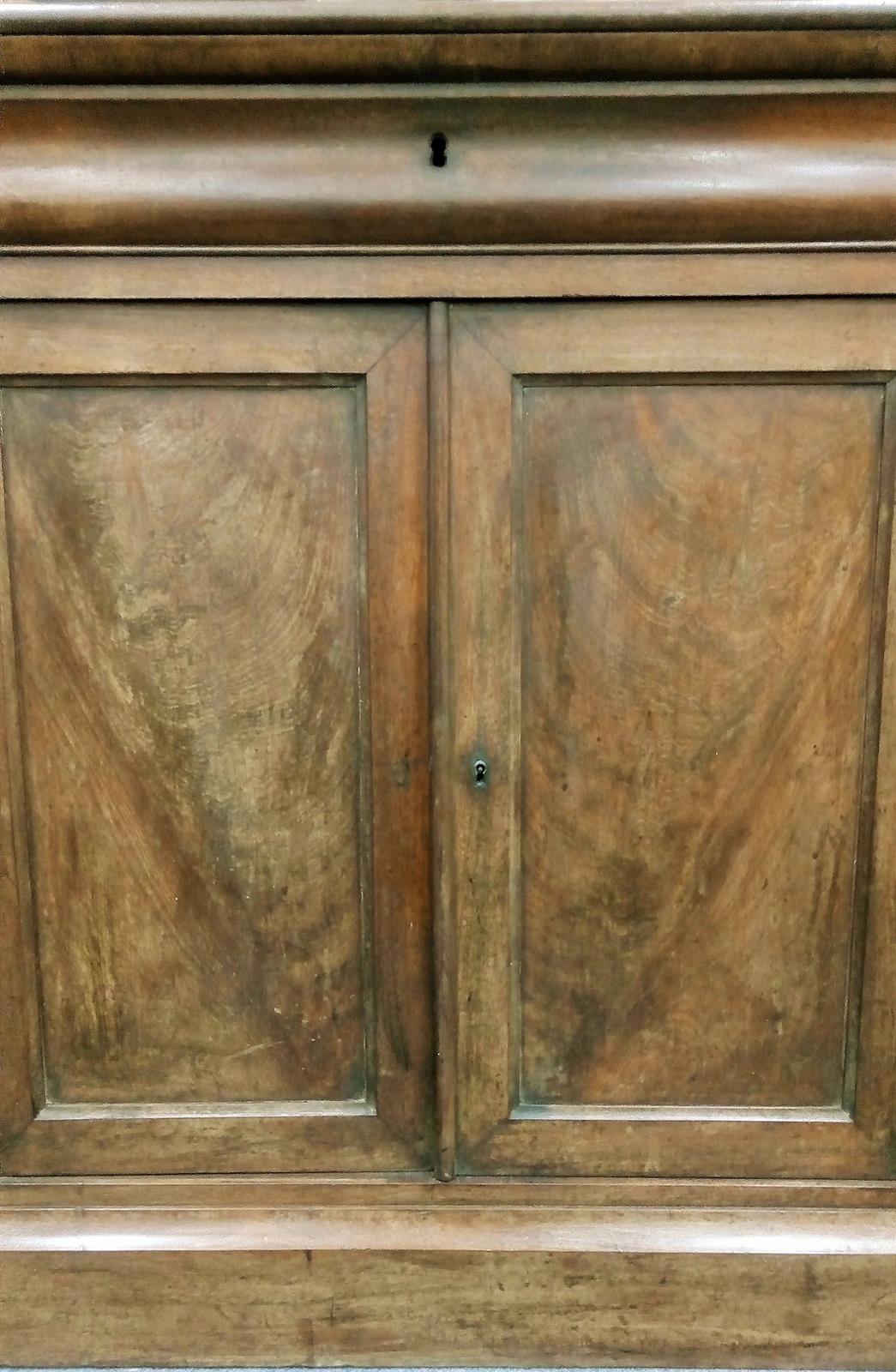 Credenza a sei porte