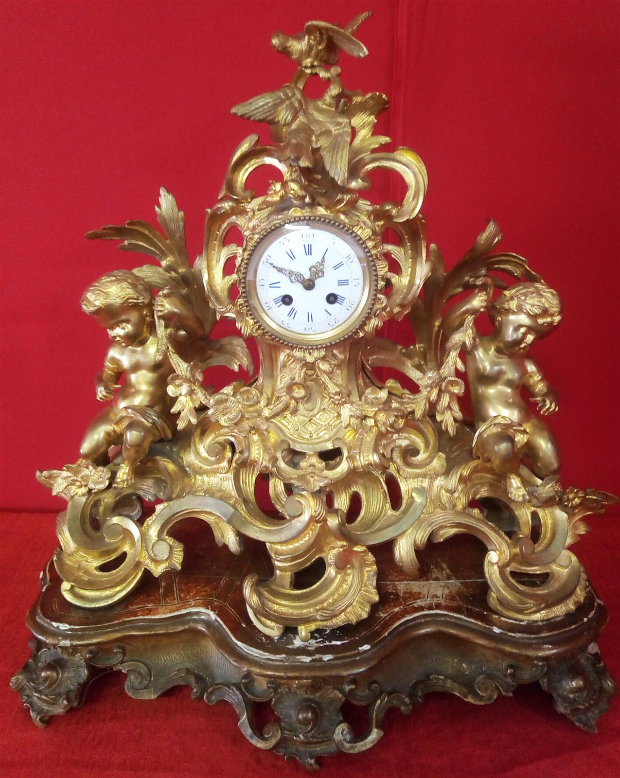 Orologio e Coppia di candelabri in bronzo dorato