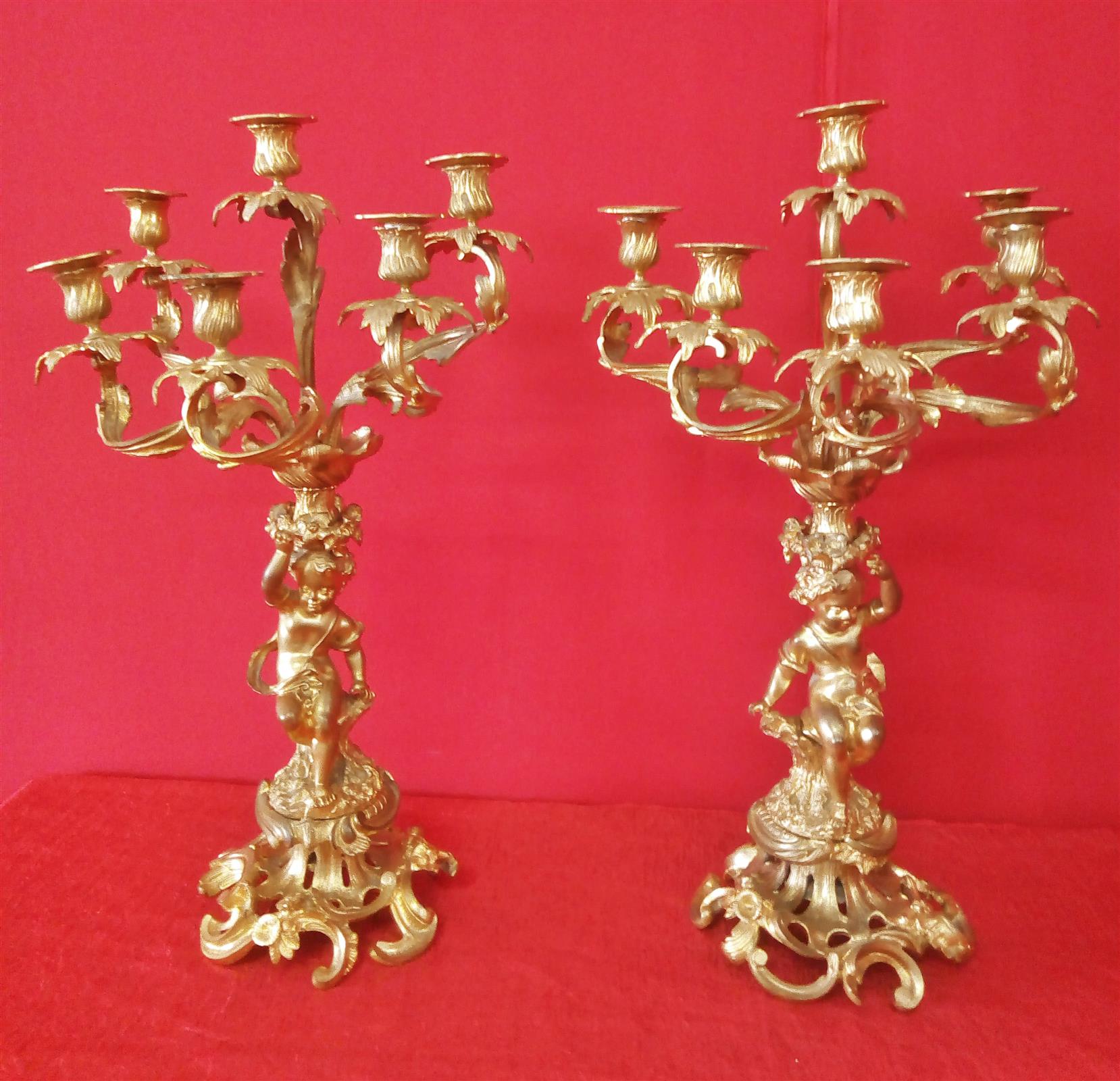 Orologio e Coppia di candelabri in bronzo dorato