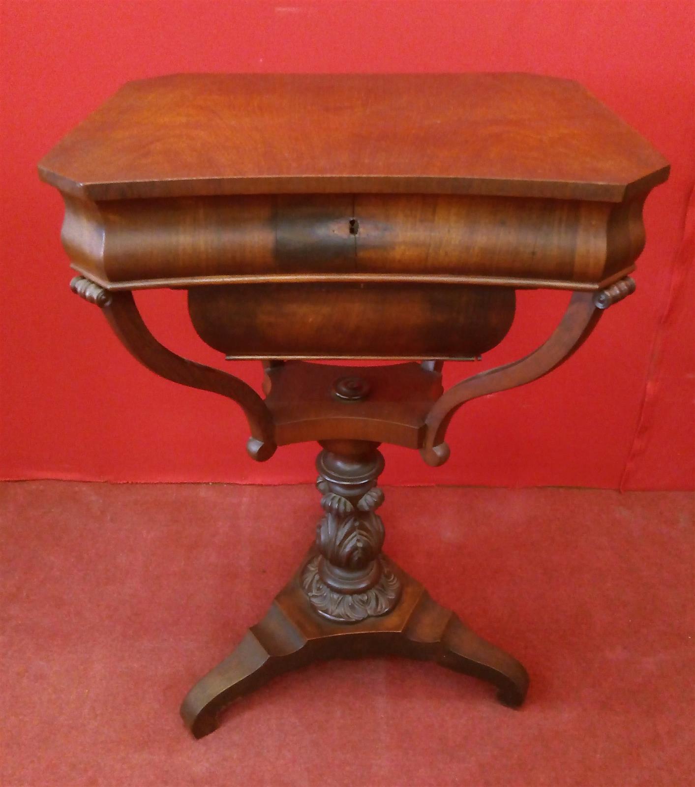 Lombard little sewing table