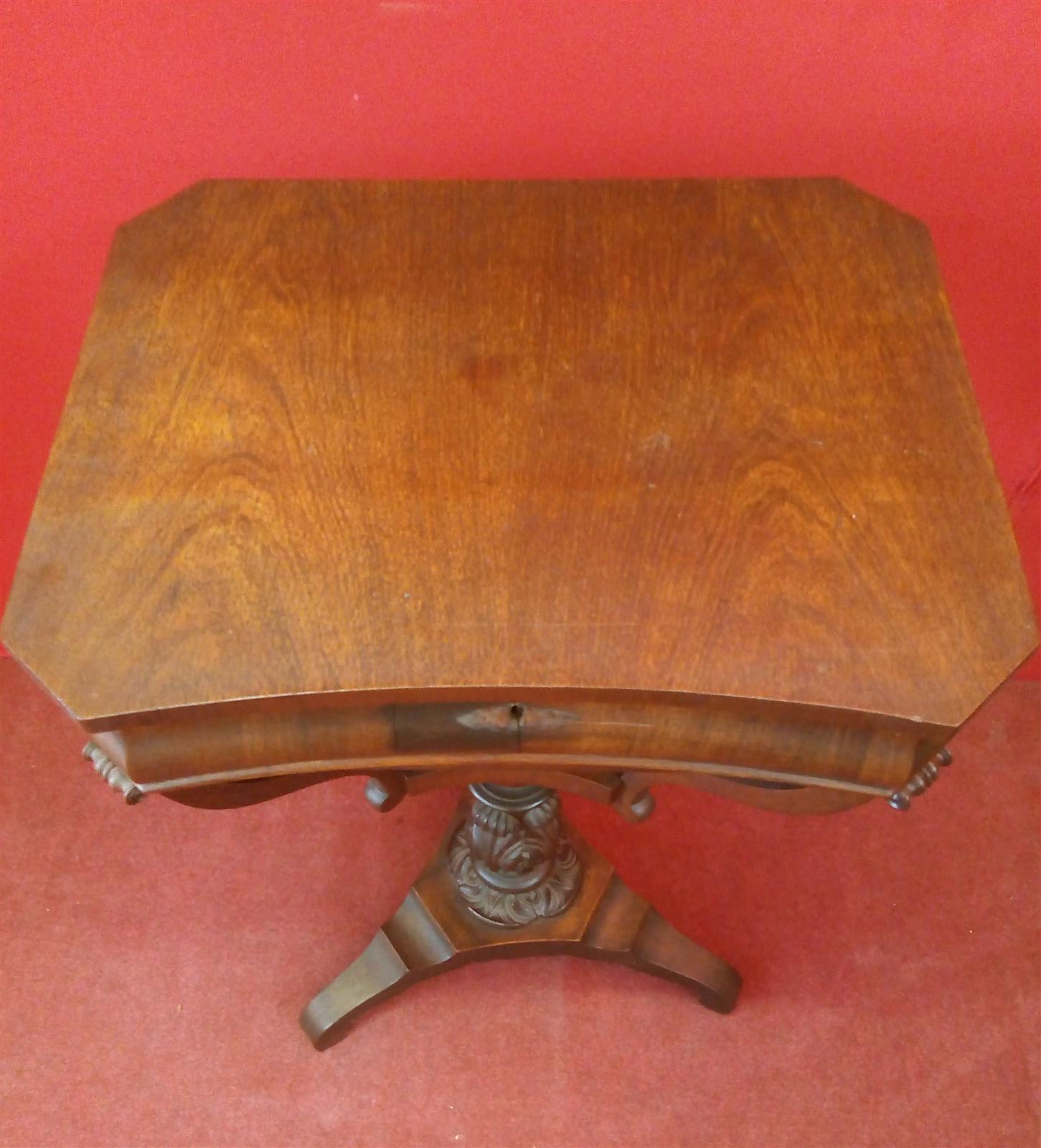 Lombard little sewing table