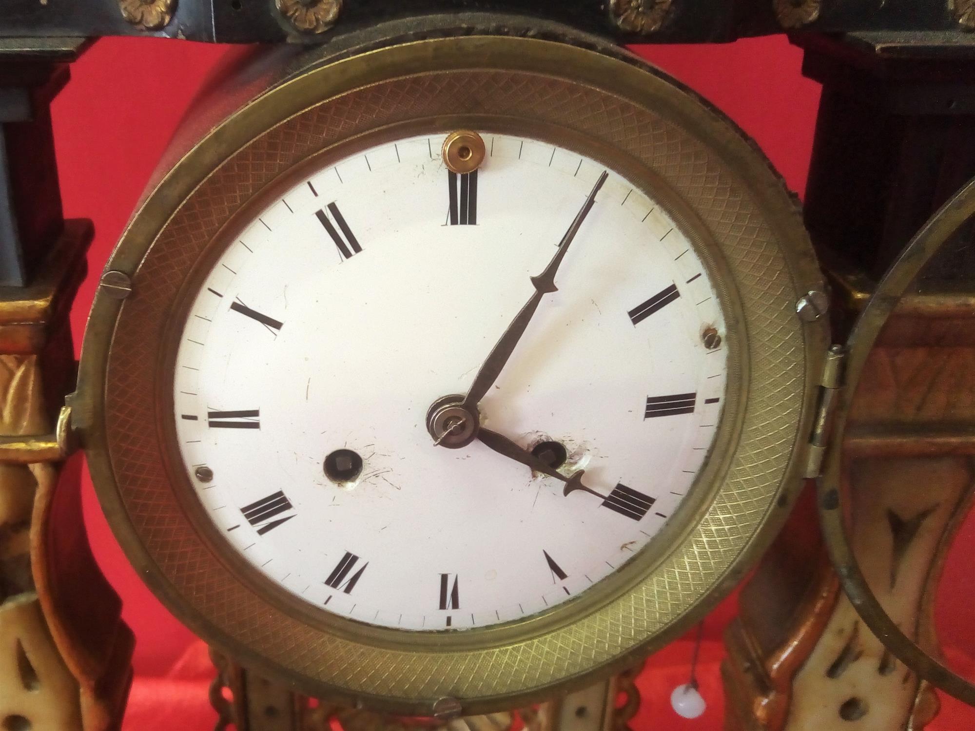 Pendulum clock in gilded and lacquered wood