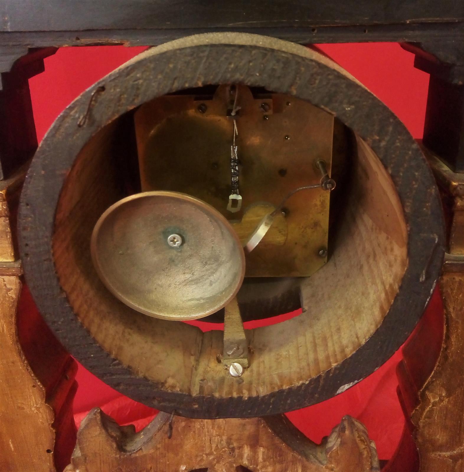 Pendulum clock in gilded and lacquered wood