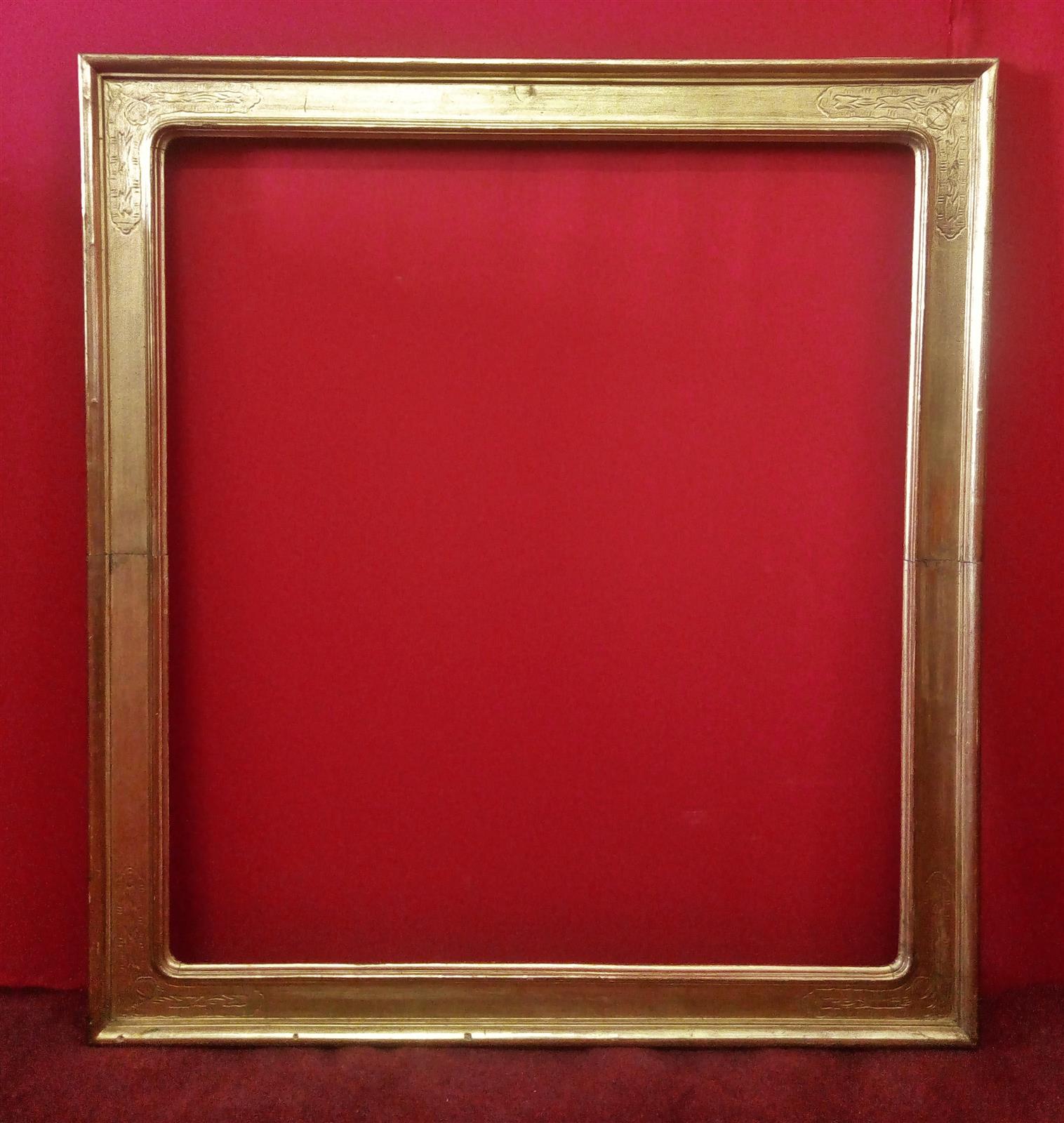 Frame in gilded wood with engraving decoration