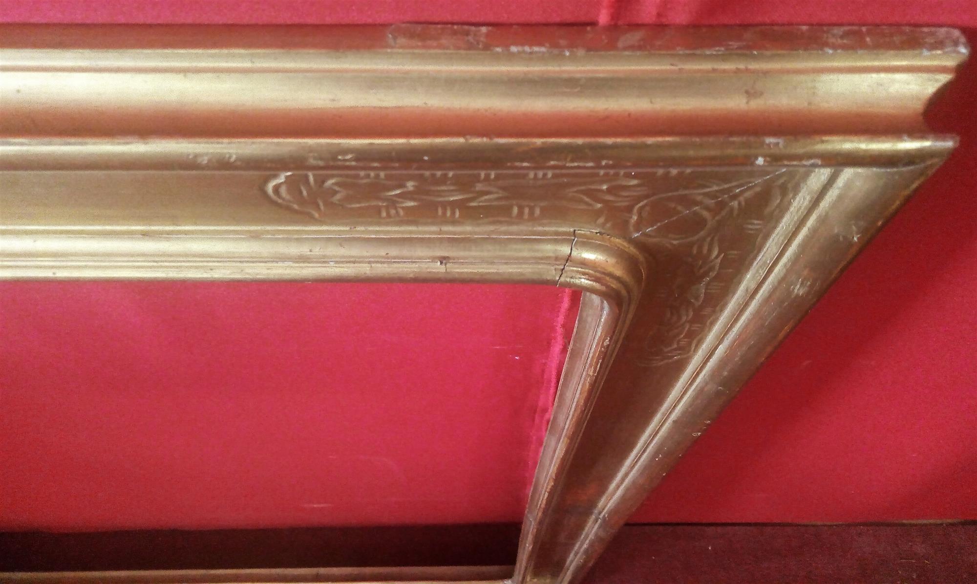 Frame in gilded wood with engraving decoration