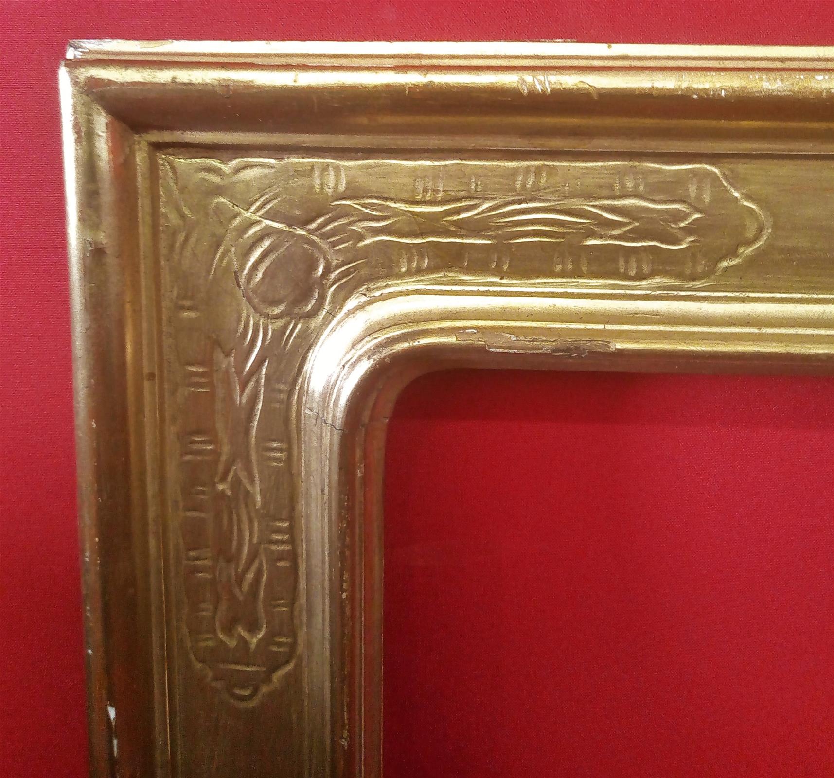 Cornice in legno dorato con decoro ad incisione