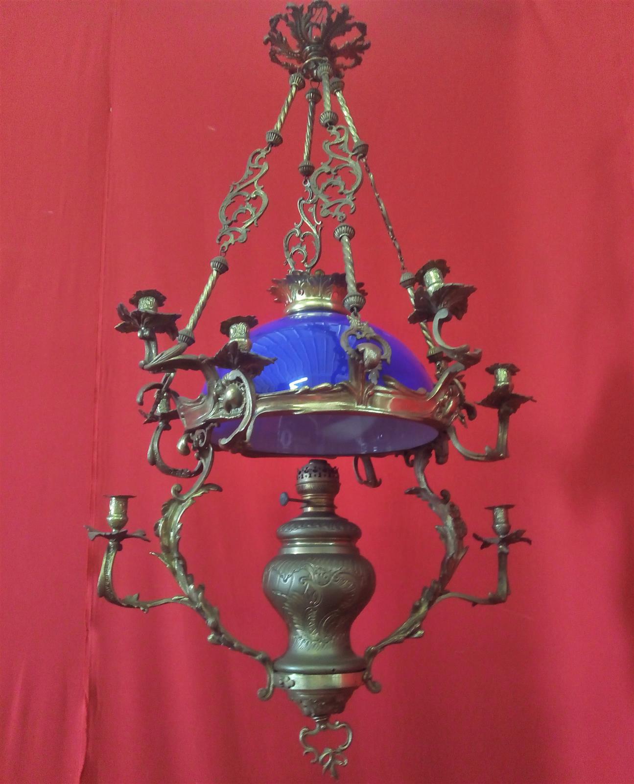 Lampadario in bronzo con coppa blu cobalto