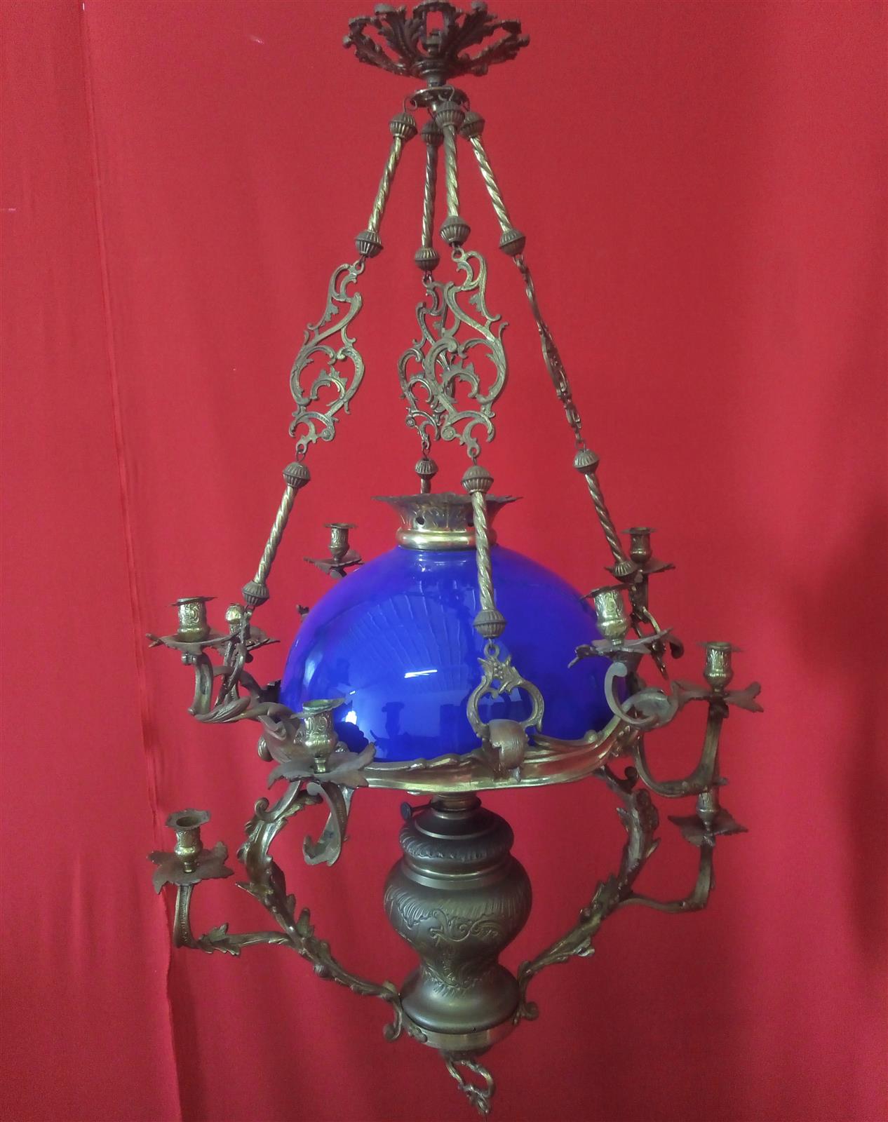 Lampadario in bronzo con coppa blu cobalto