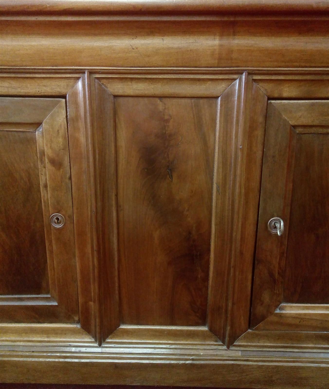 Credenza a due porte lunga in noce 