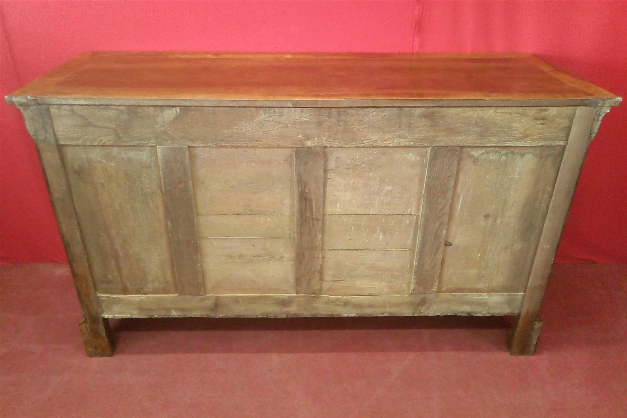 Credenza a due porte lunga in noce 