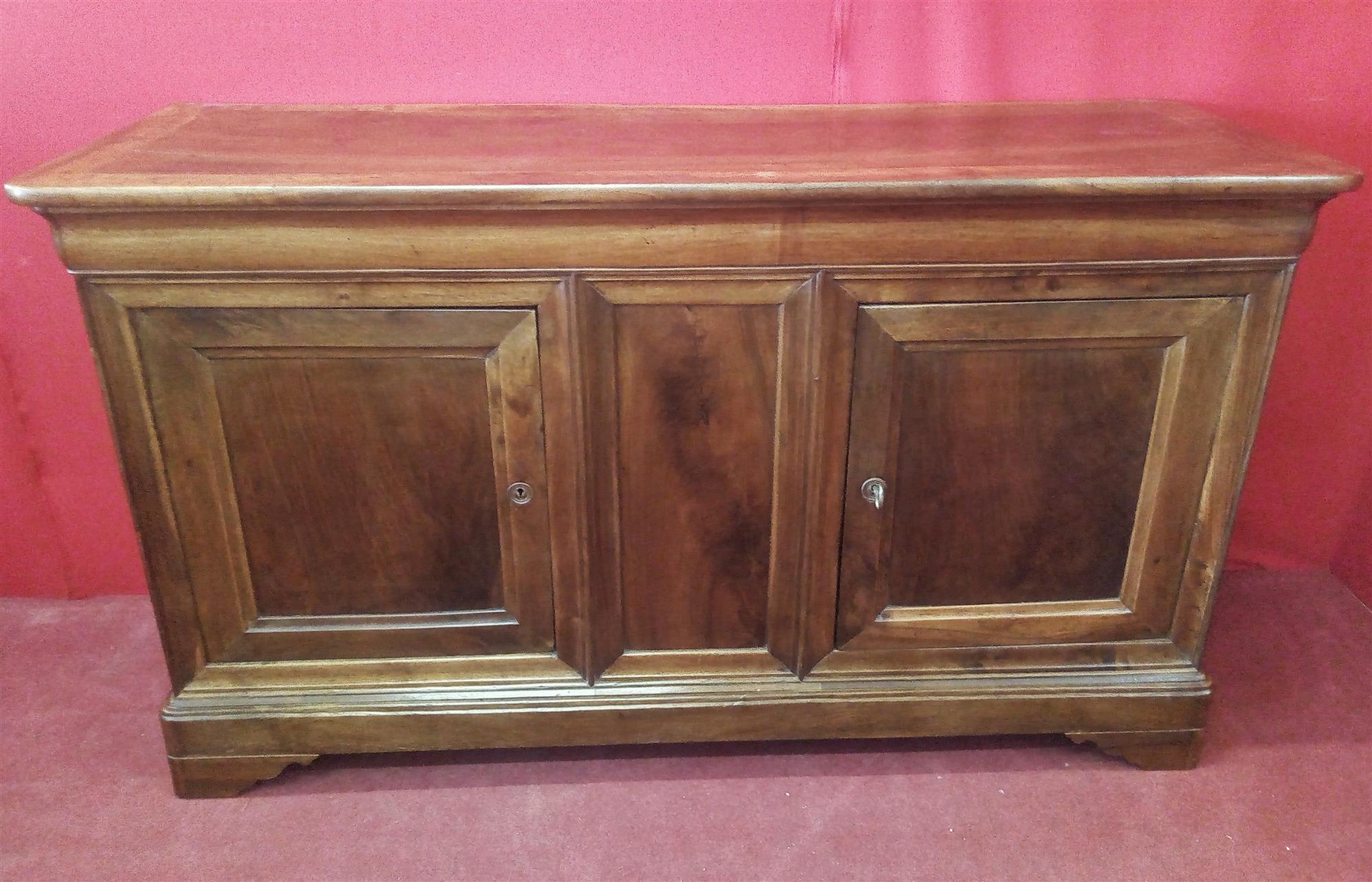 Credenza a due porte lunga in noce 