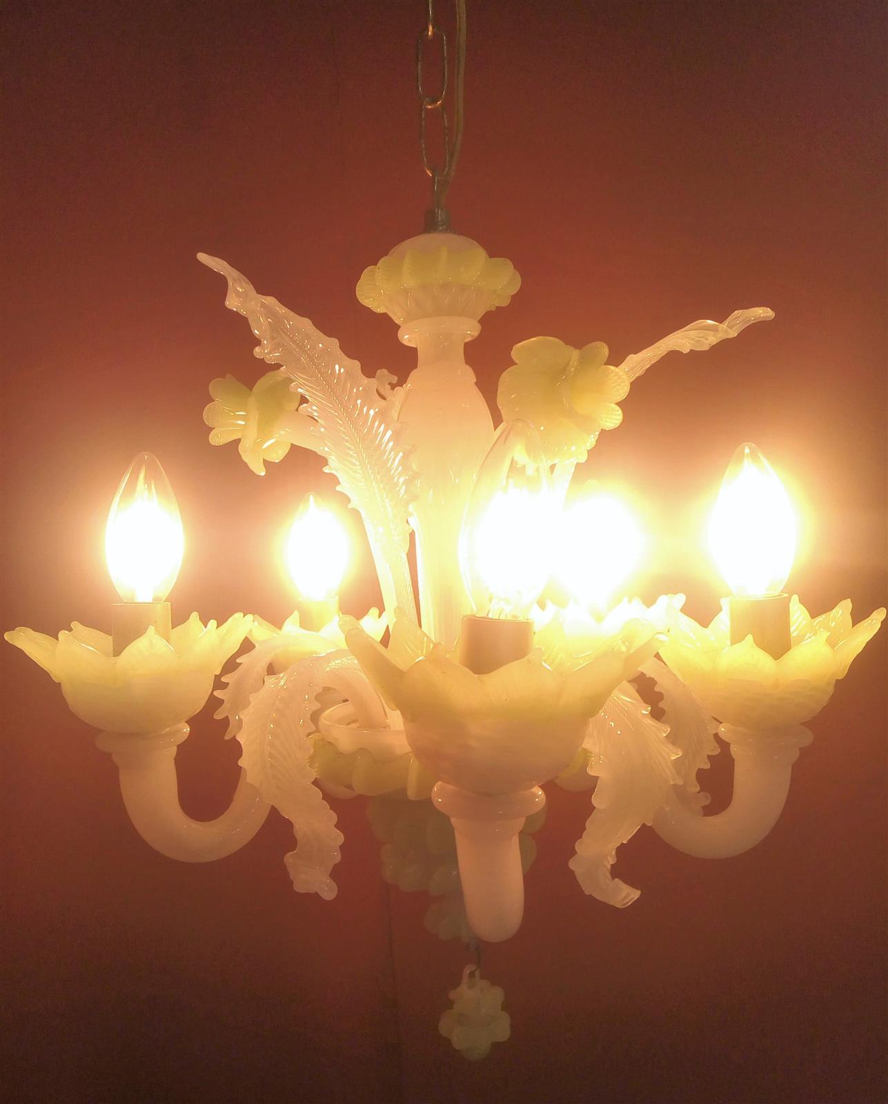 Piccolo lampadario in vetro opaline bianco e verde 