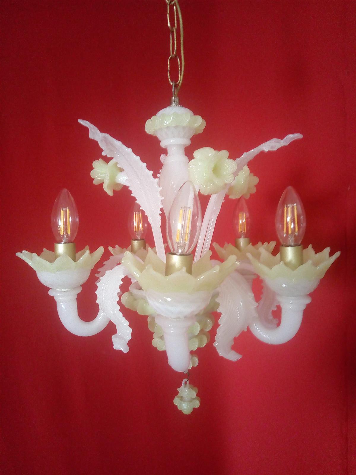 Piccolo lampadario in vetro opaline bianco e verde 