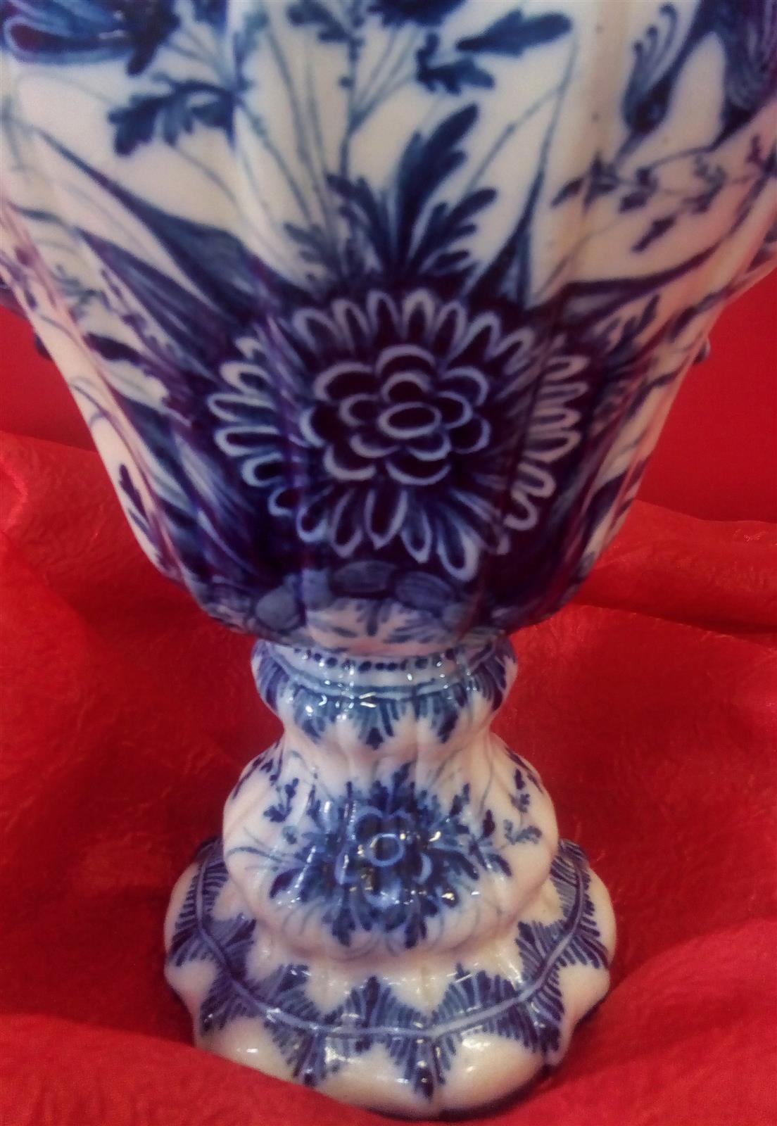 Vaso con tappo in ceramica decorato in blu