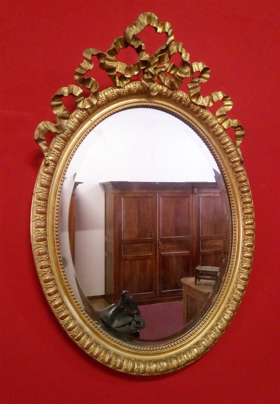 Oval mirror with love knot