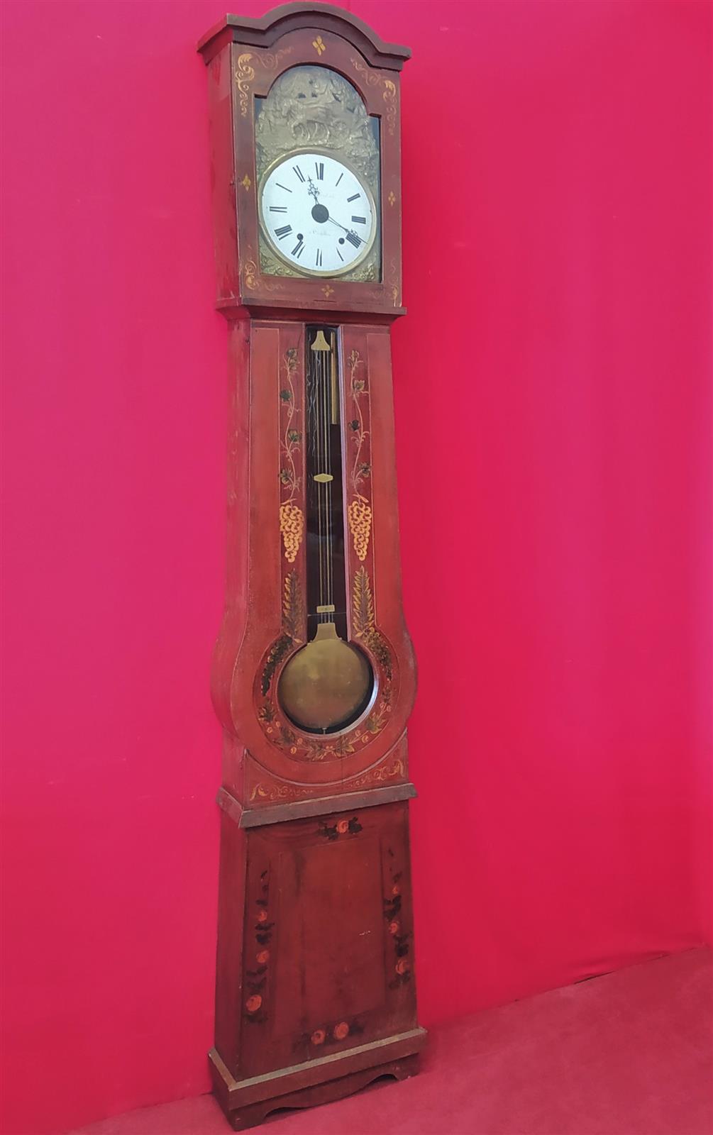 Red lacquered pendulum clock