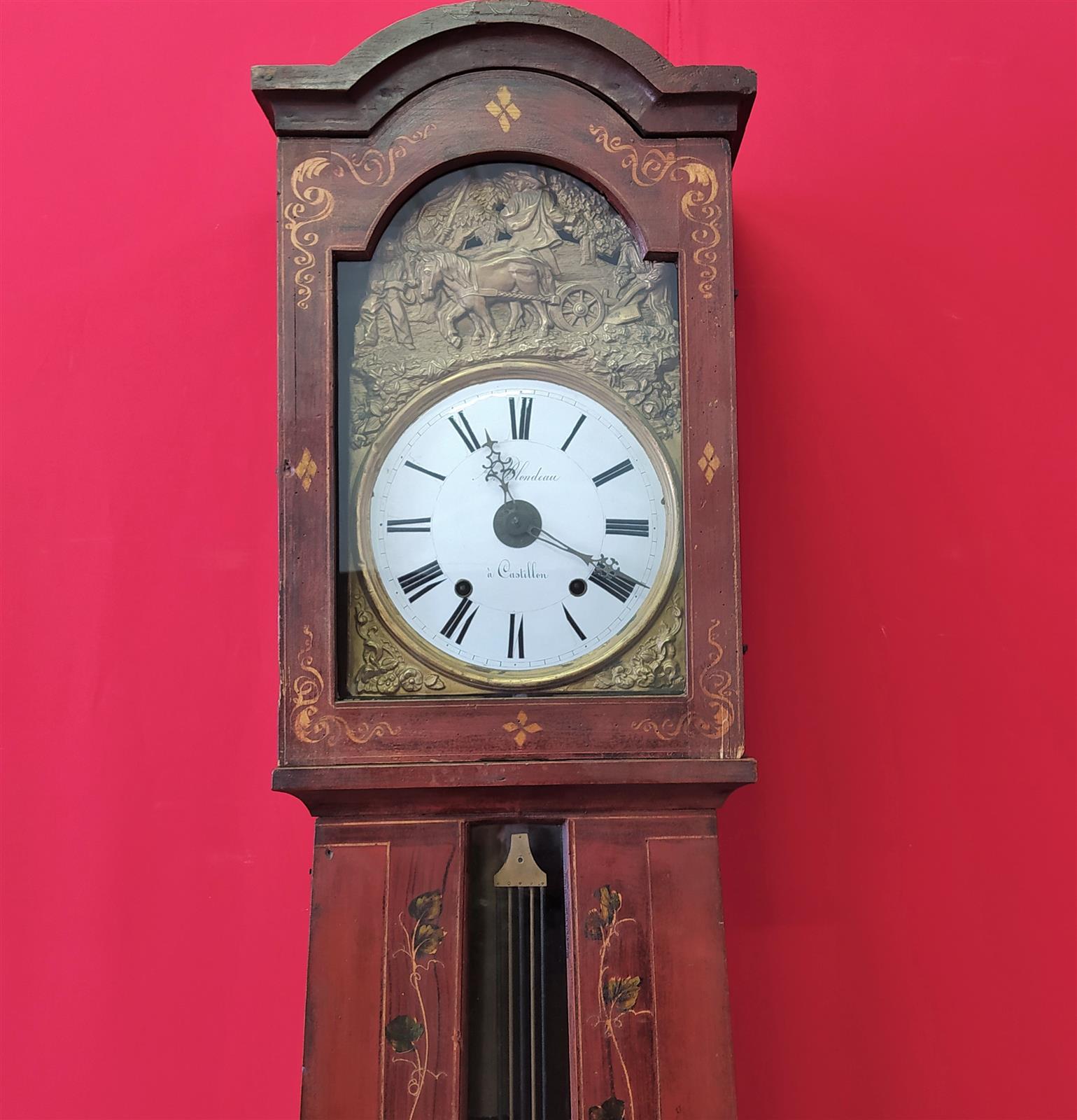 Red lacquered pendulum clock