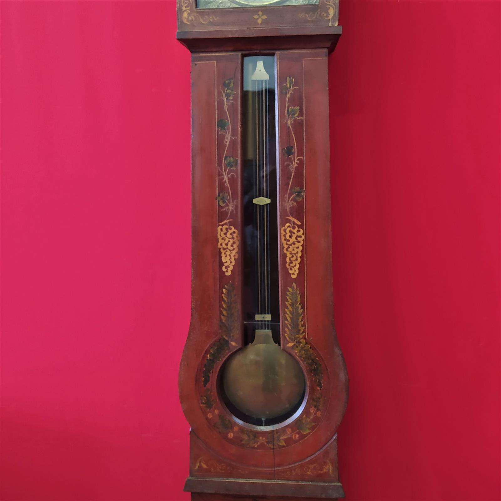 Red lacquered pendulum clock