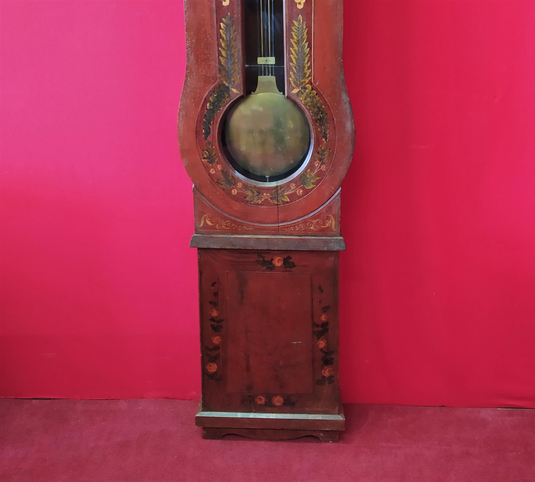 Red lacquered pendulum clock