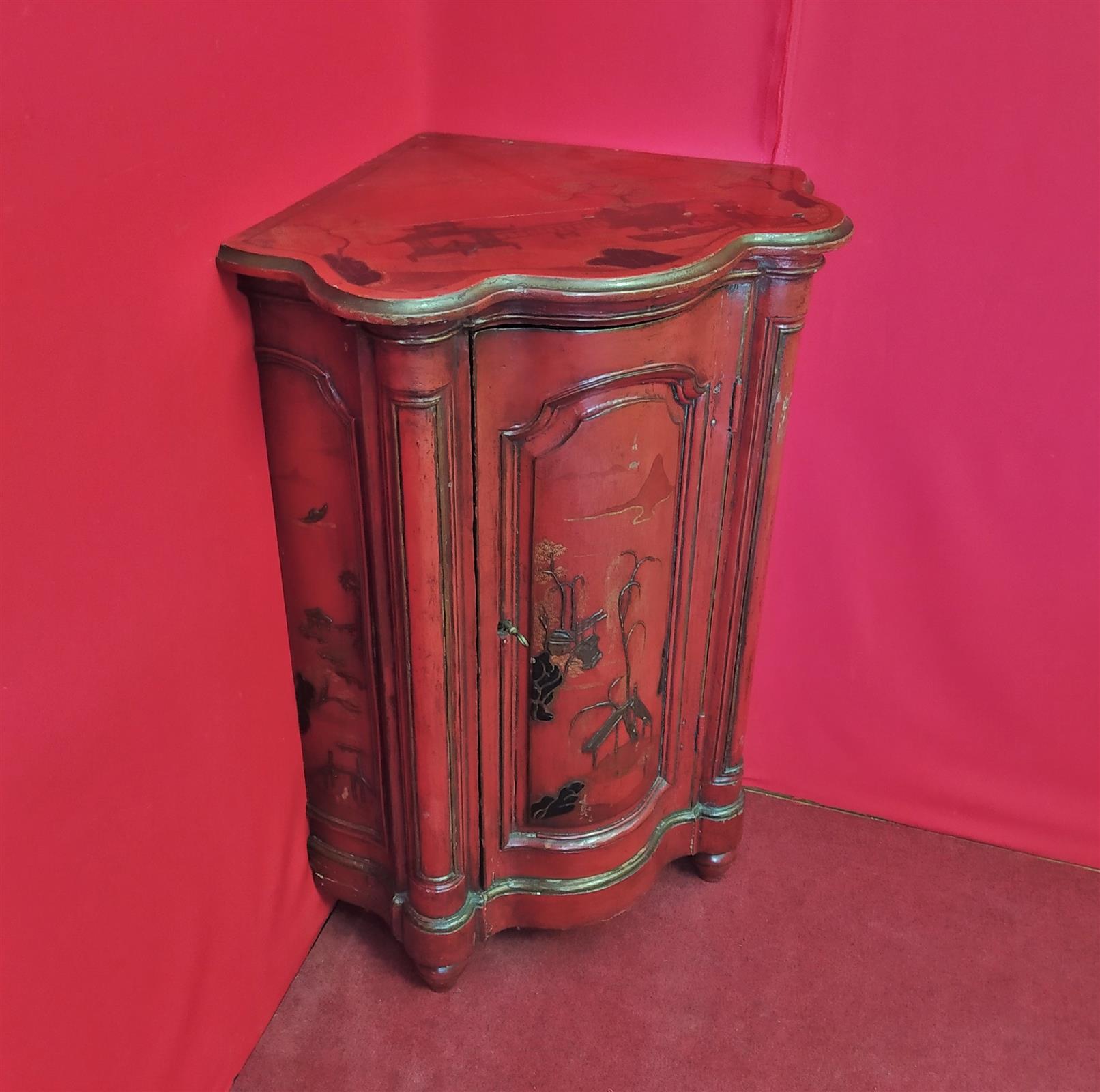 Venetian corner lacquered red