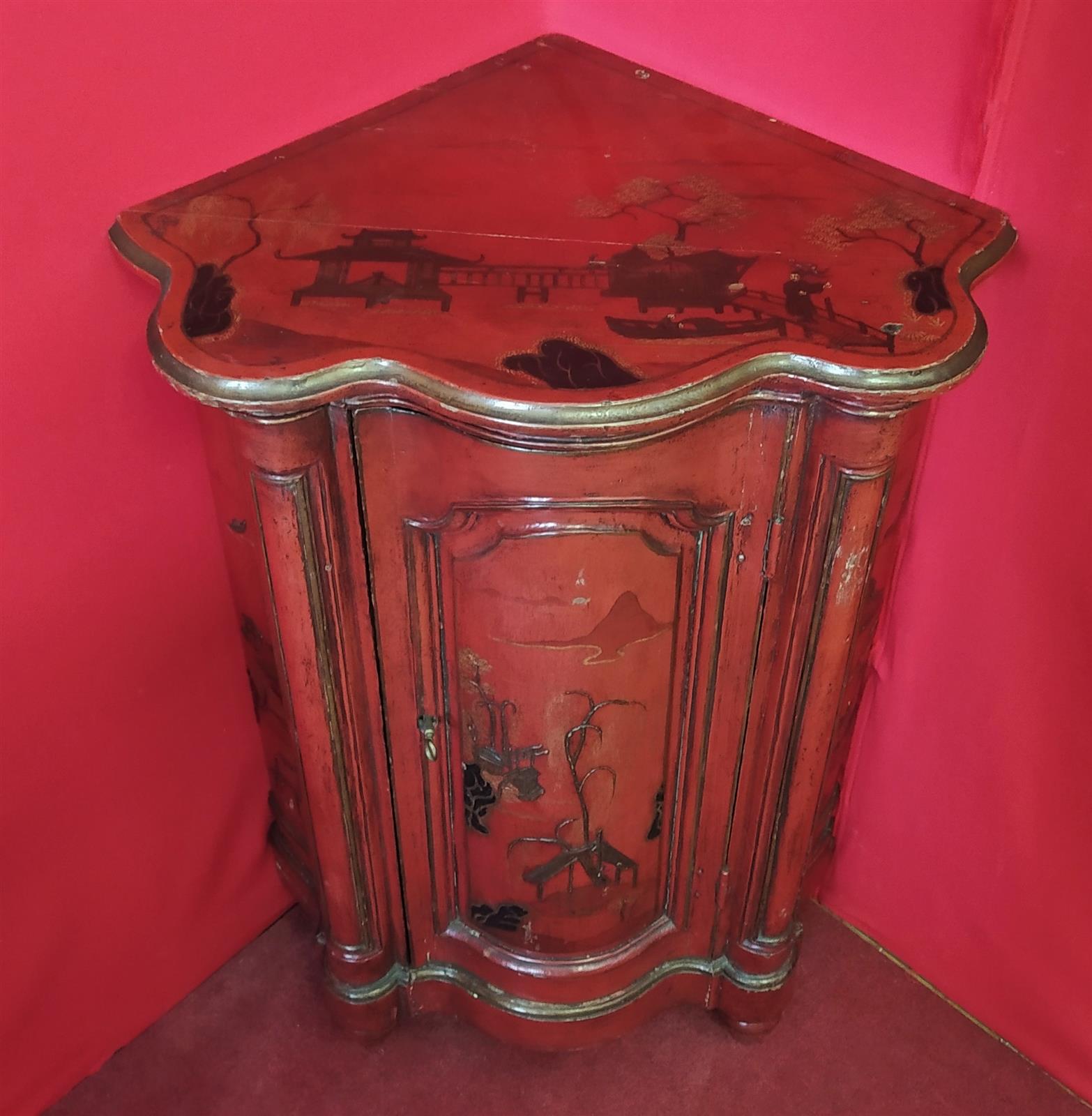 Venetian corner lacquered red