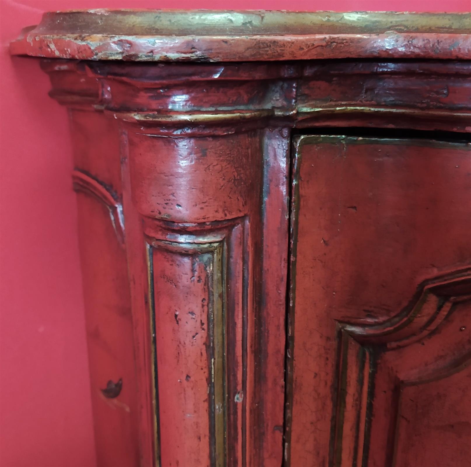 Venetian corner lacquered red