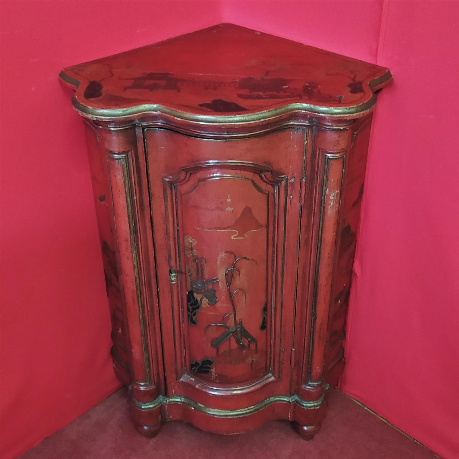 Venetian corner lacquered red