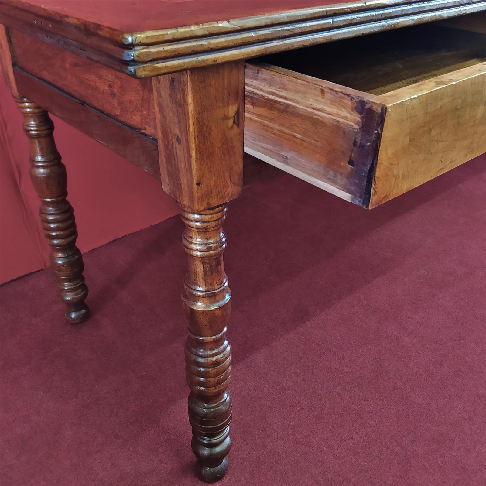 Writing table with inlaid fillet on the top