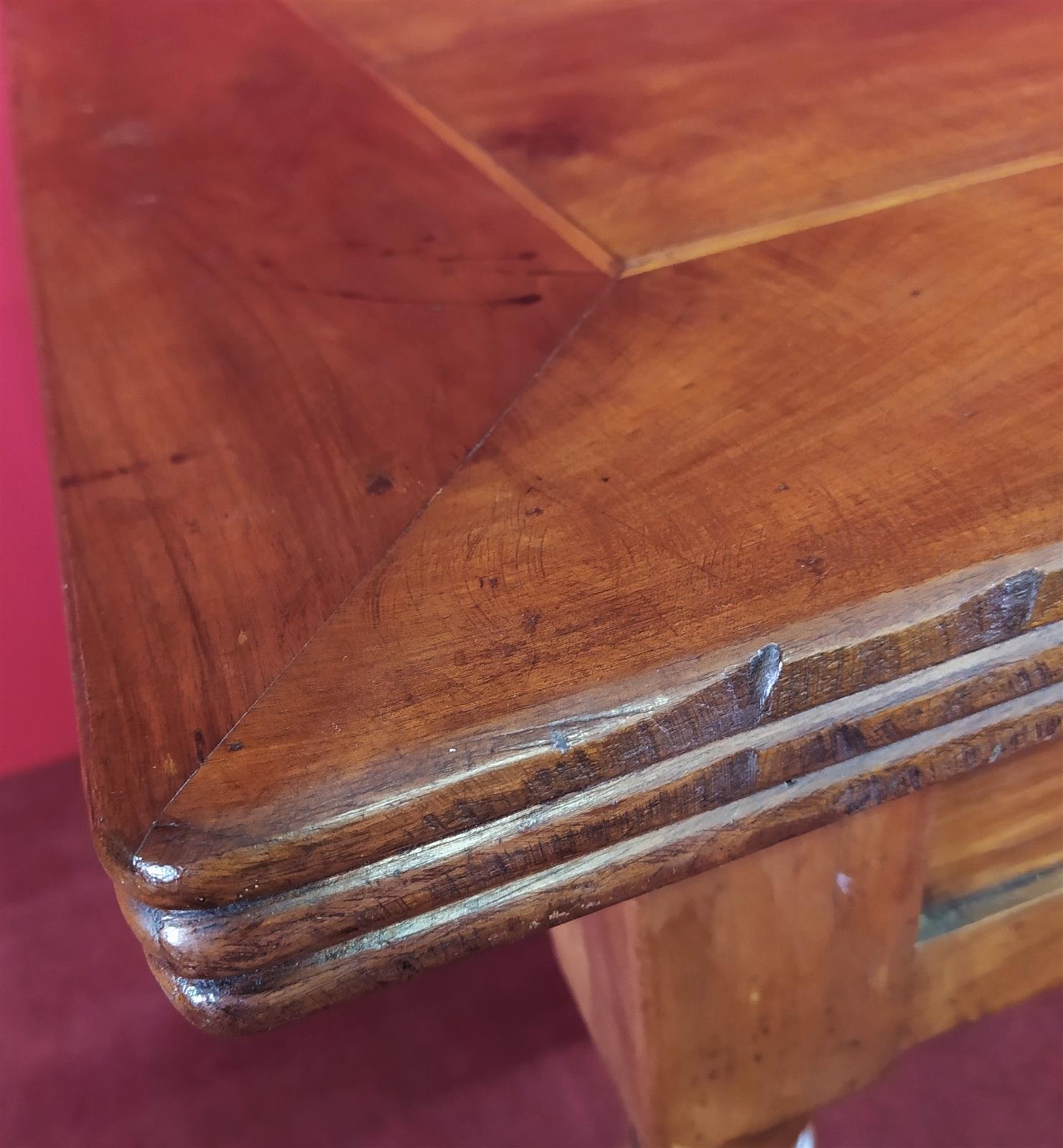 Tavolo scrittoio con filetto intarsiato sul piano