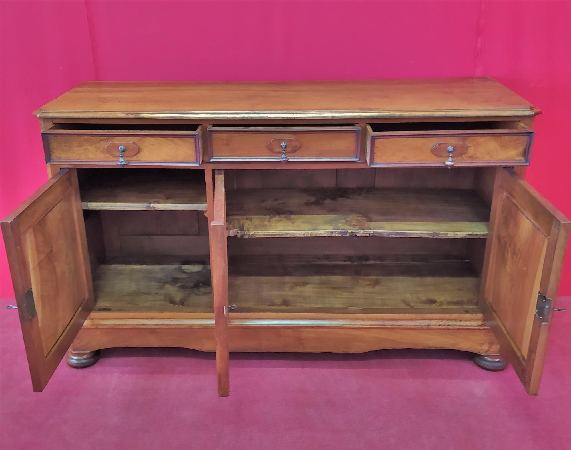 Credenza tre porte tre cassetti, in Mogano chiaro