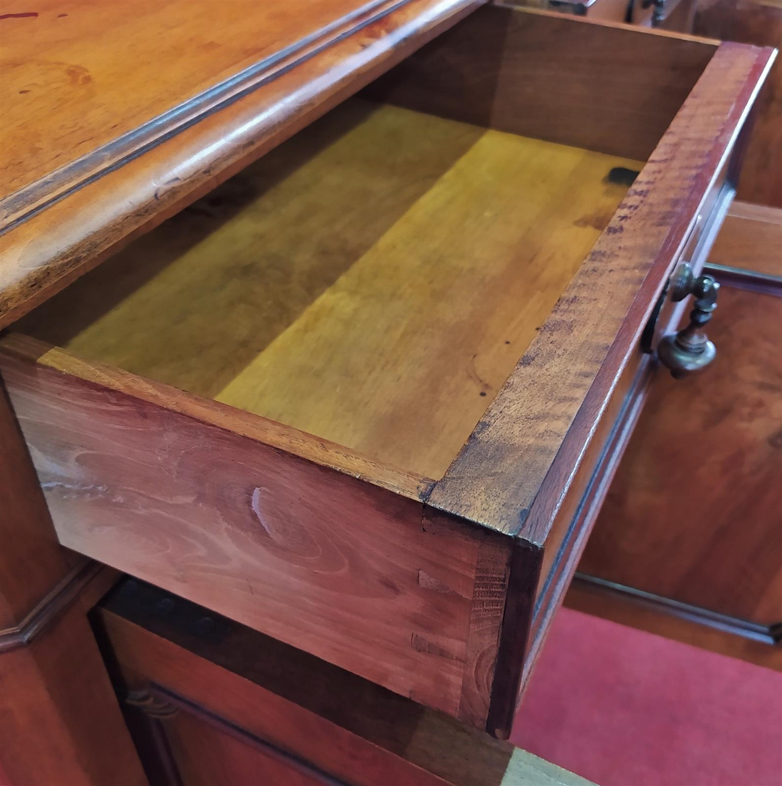 Credenza tre porte tre cassetti, in Mogano chiaro