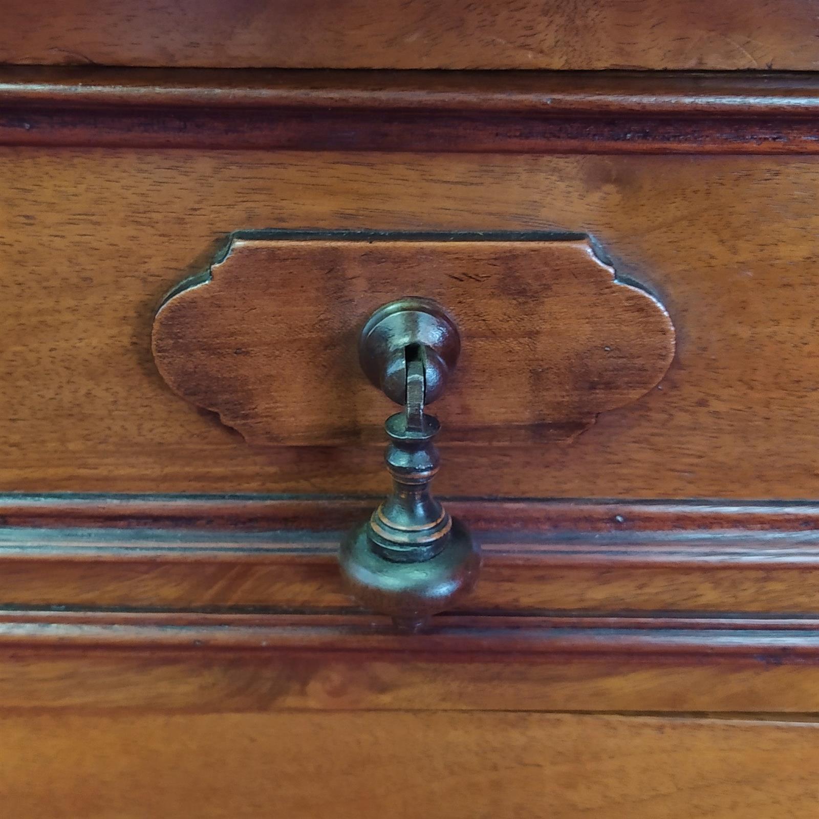 Sideboard with three doors and three drawers, in light Mahogany