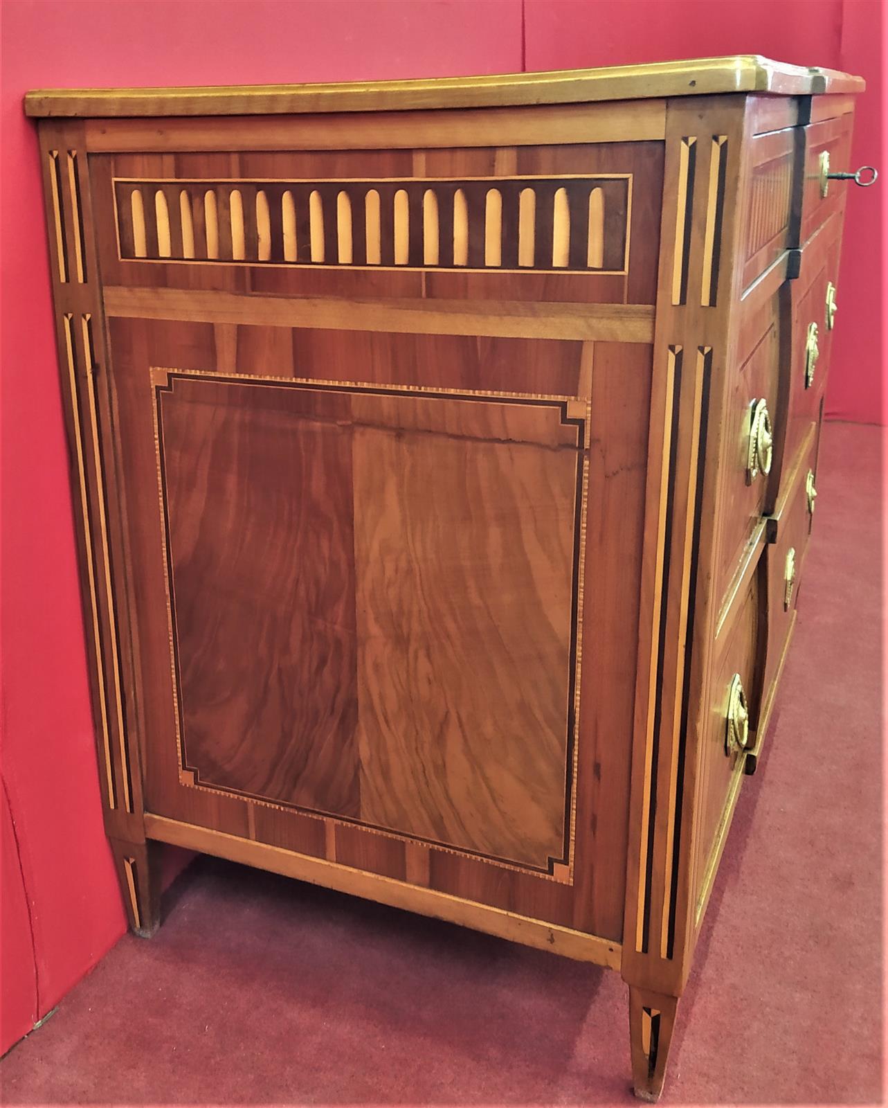 Chest of drawers with three drawers in briar walnut and inlays