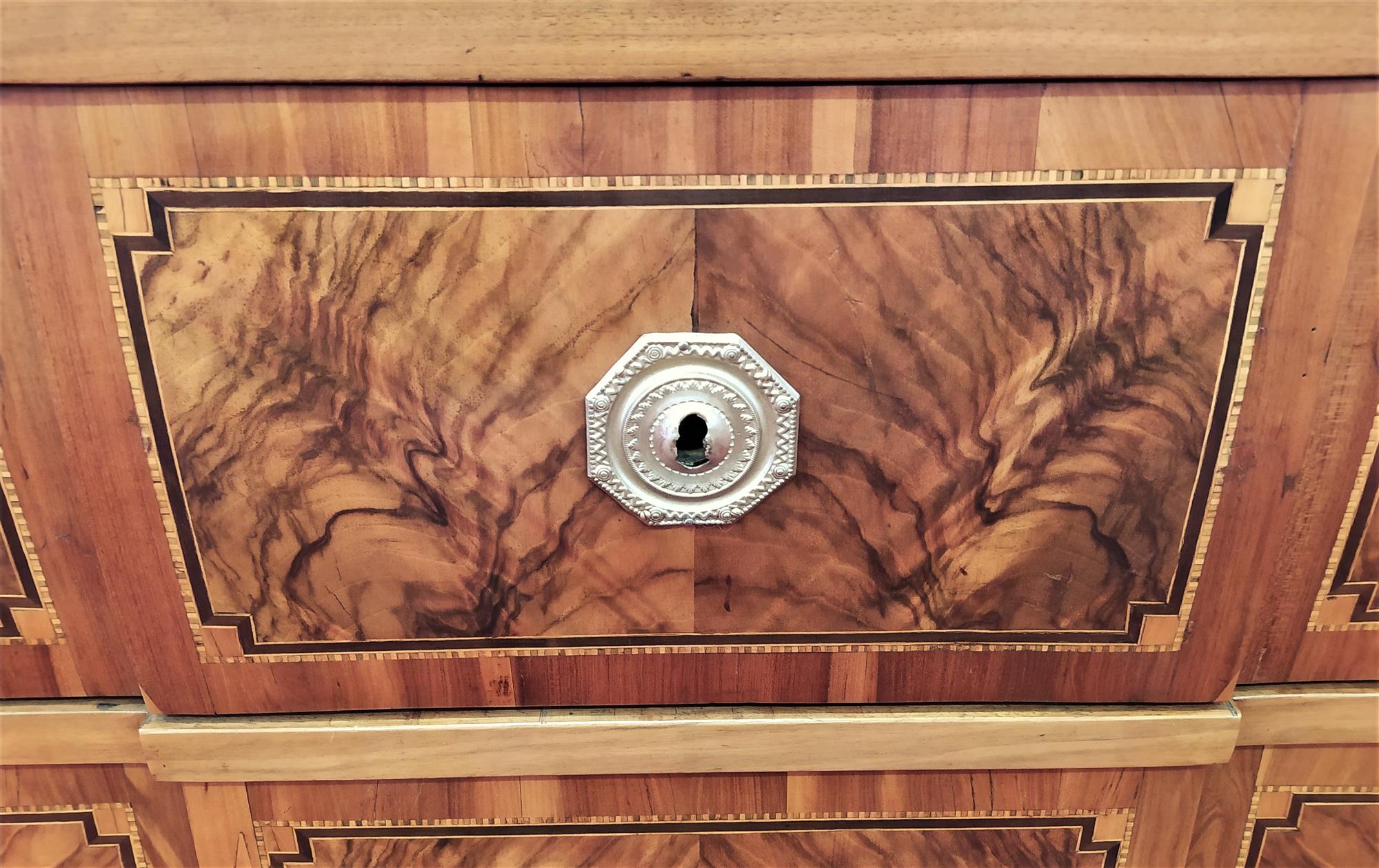 Chest of drawers with three drawers in briar walnut and inlays