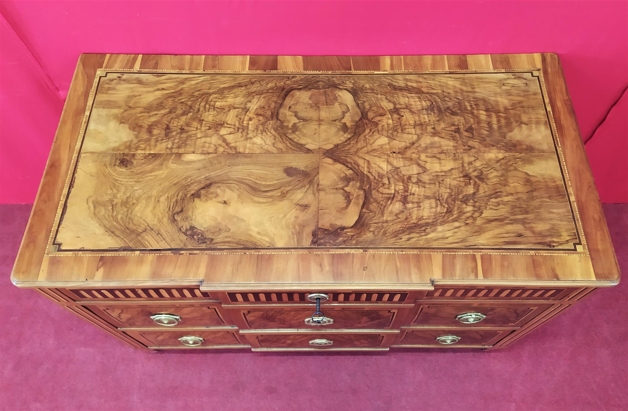 Chest of drawers with three drawers in briar walnut and inlays