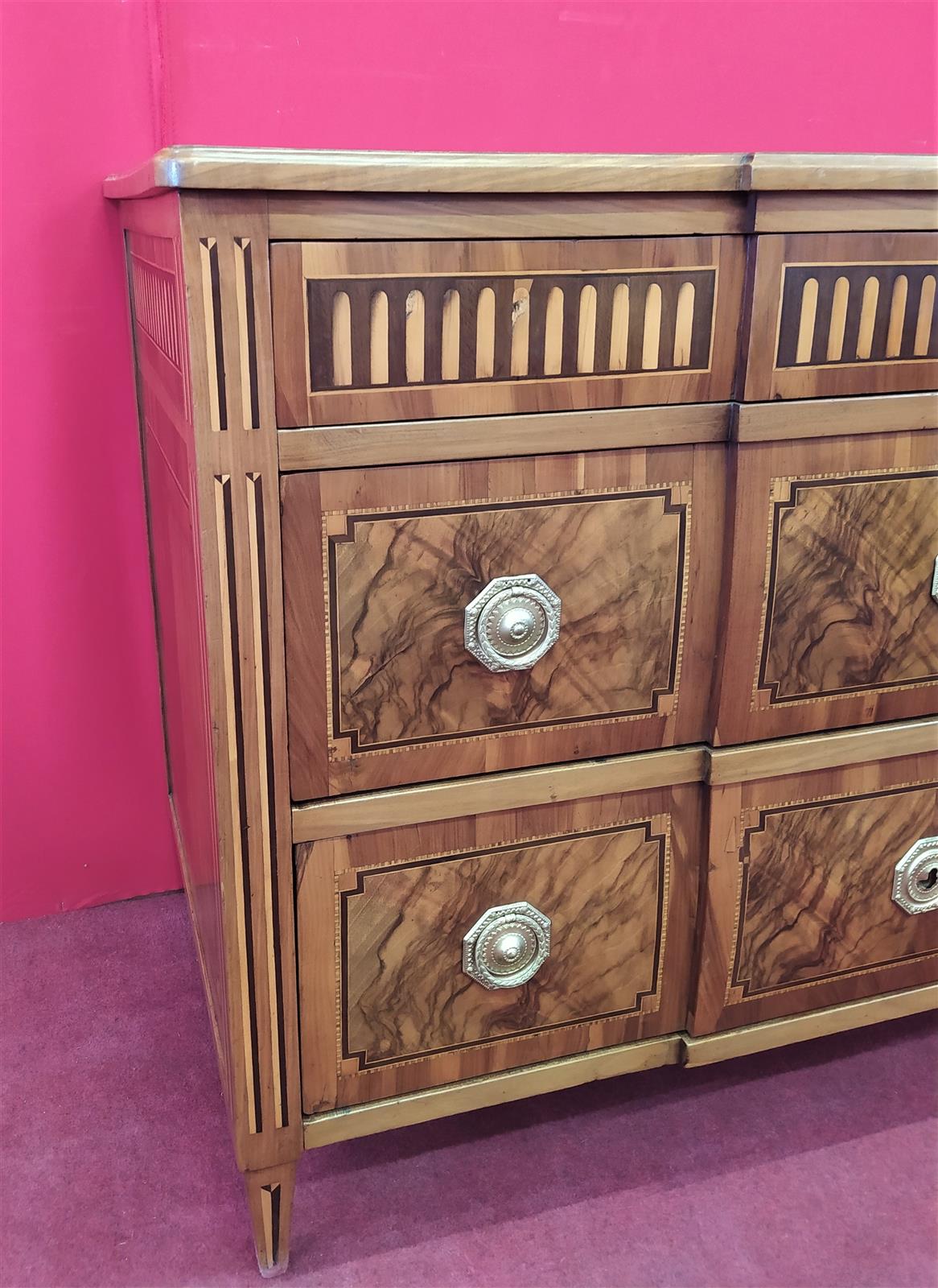 Chest of drawers with three drawers in briar walnut and inlays