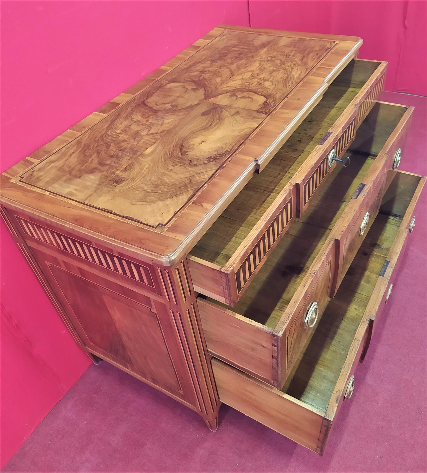 Chest of drawers with three drawers in briar walnut and inlays